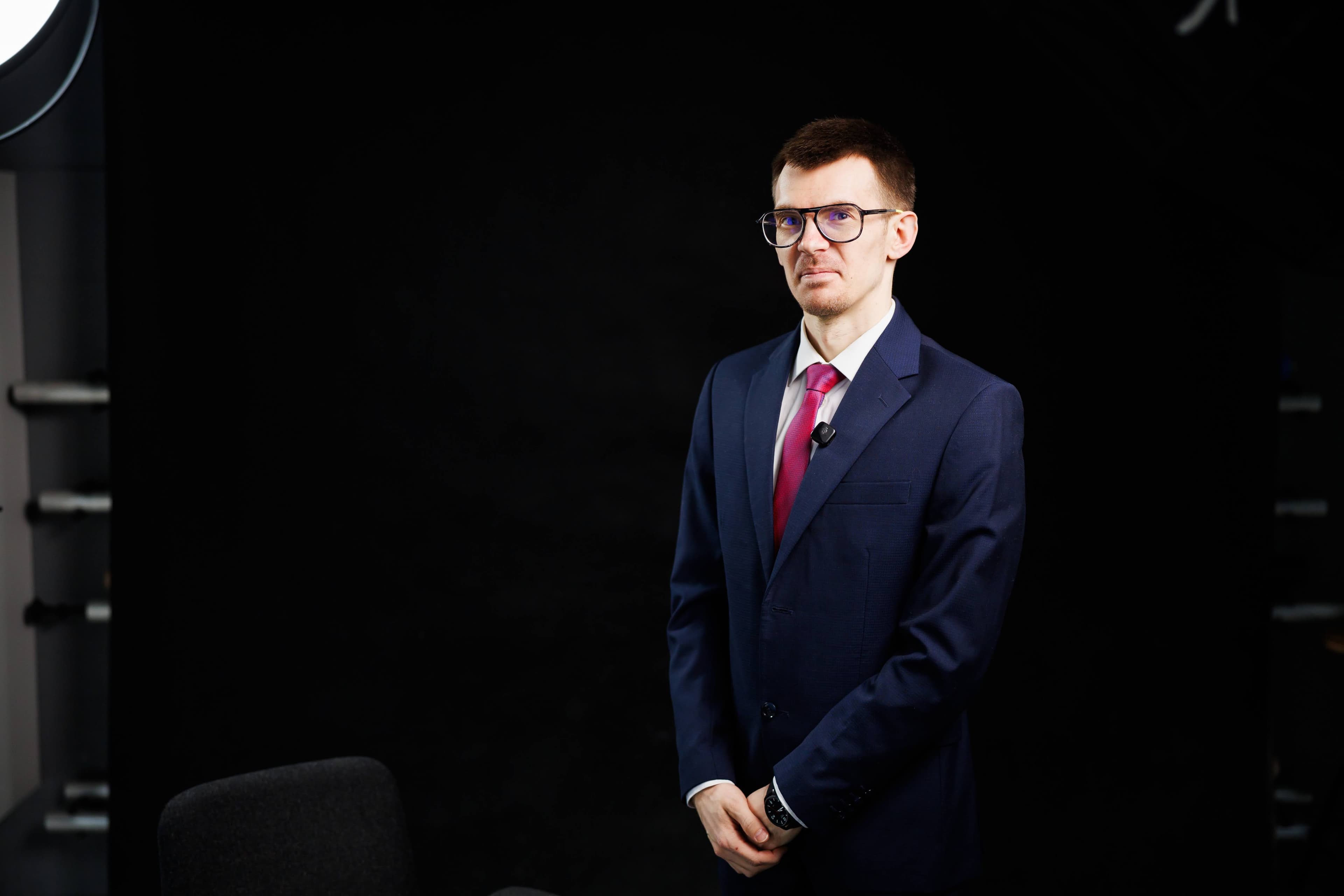 Maciej Kałmucki podczas nagrania materiału o świadczeniu wspierającym